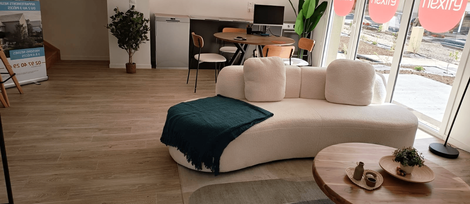 Image d'un salon avec un canapé blanc et un nouveau parquet